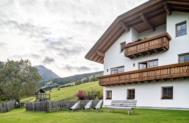 Apartment 'Kranebitterhof Enzian' with Mountain View, Shared Garden and Wi-Fi