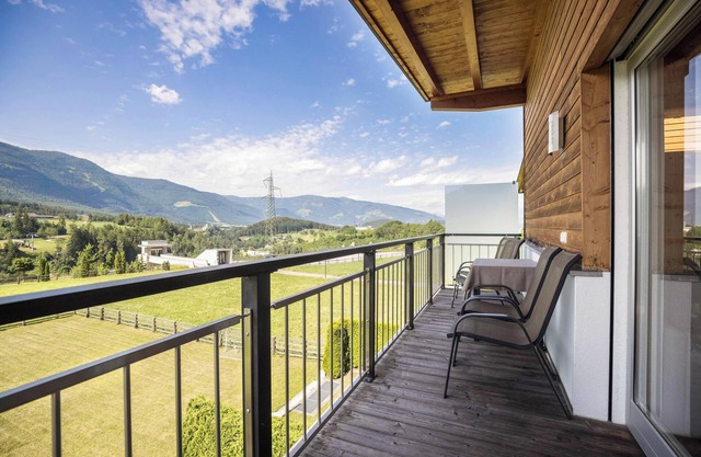 Apartment “Kronsun - Glück” with Mountain View, Wi-Fi, 3 Balconies & Garden