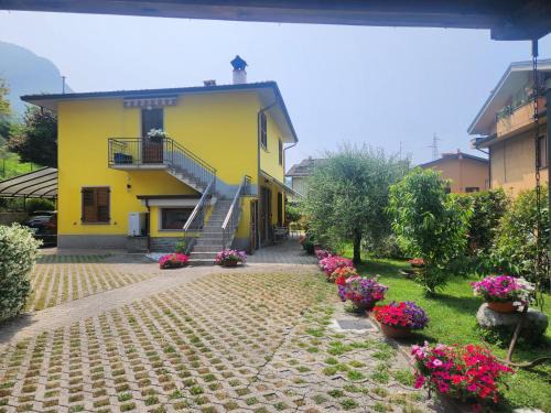 Apartment L'ulivo lake view private road 5 kilometers from Varenna