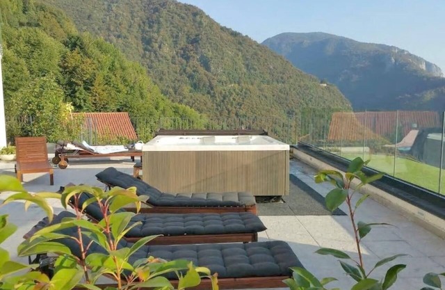 Apartment La Grande Bellezza with Lake View, Communal Spa & Wi-Fi