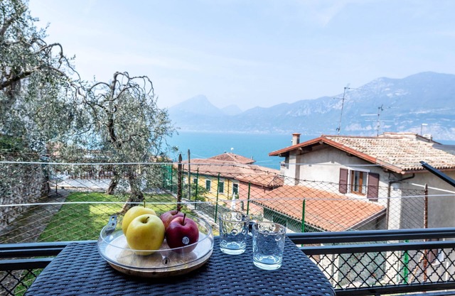 Apartment 'La Casa di Martin' with Lake View, Mountain View, Balcony & Wi-Fi