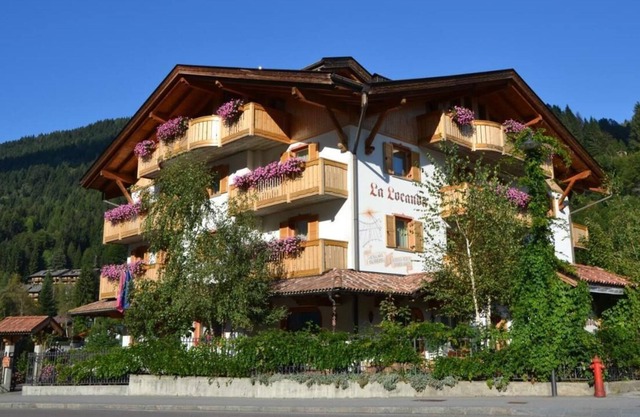 Apartment La Locanda Bilocale 4 persone with Mountain View, Balcony & Wi-Fi