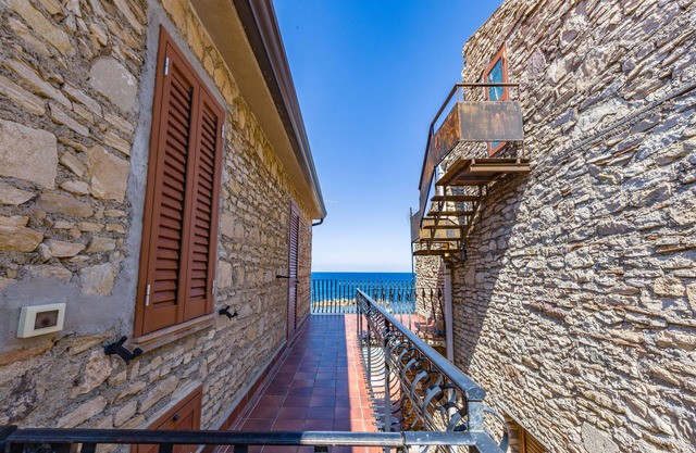 Apartment 'La Risacca Suite' with Sea View, Private Terrace and Air Conditioning