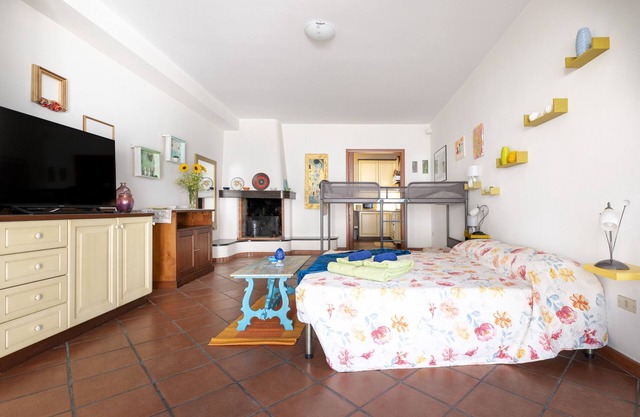 Apartment 'La Terra Di Mezzo' with Balcony, Wi-Fi and Air Conditioning