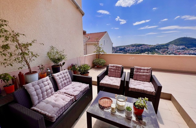 Apartment Lana - Two Bedroom Apartment with Terrace and Sea View