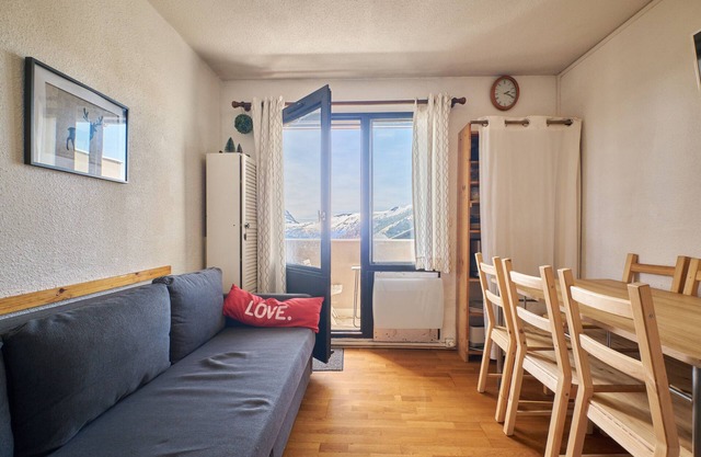 Apartment 'Le Val D'Huez' with Mountain View and Balcony