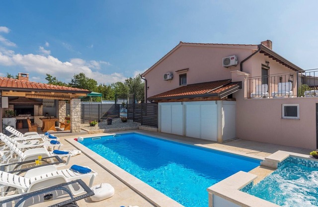 Apartment Leon with Private Pool and Garden