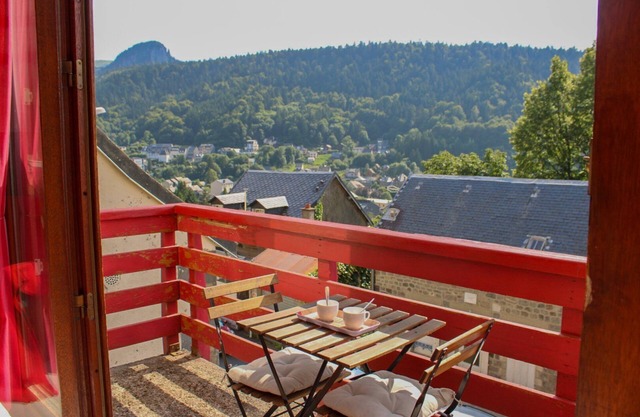 Apartment 'Les Lauriers, No. 1' with Mountain View and Balcony