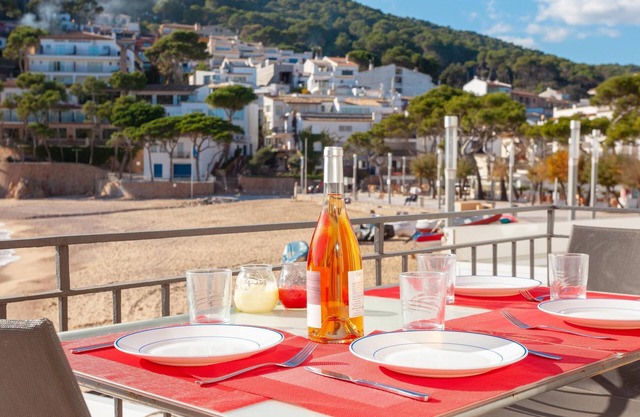 Apartment located in the heart of the promenade of Tamariu, with exceptional views of th