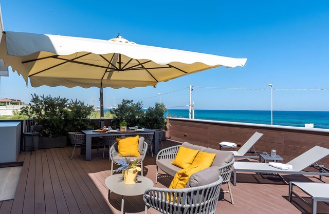 Apartment 'Luxury Terrazza' with Sea View, Wi-Fi and Air Conditioning
