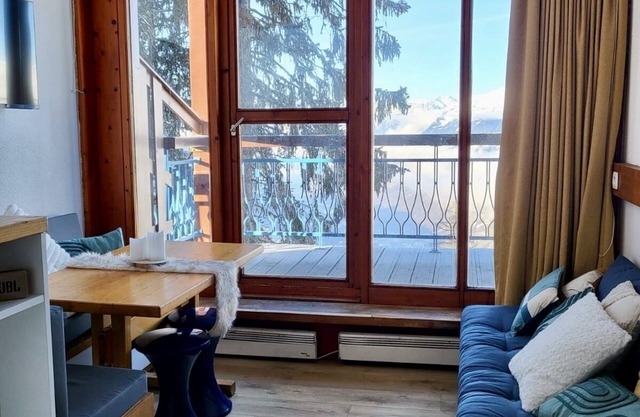 Apartment Mezzanine Perriand Arcs 1800 Valley View