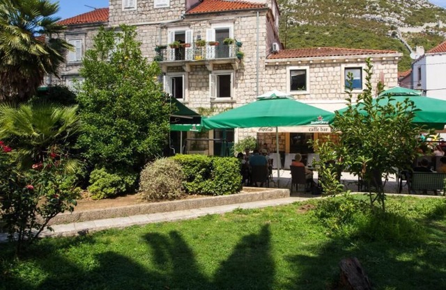 Apartment Main Street - One Bedroom Apartment with City View