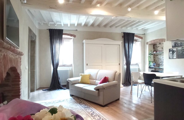 Apartment Me and You Cortona (with romantic outdoor shower on private courtyard)