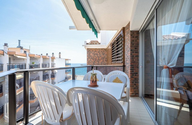 Apartment "Mexico I" on the Beachfront with Terrace, A/C and Wi-Fi