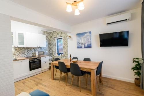 Apartment Miranda with terrace and BBQ by the sea