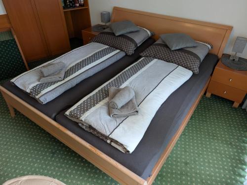 Apartment mit Balkon und Pool, zentral am Waldrand