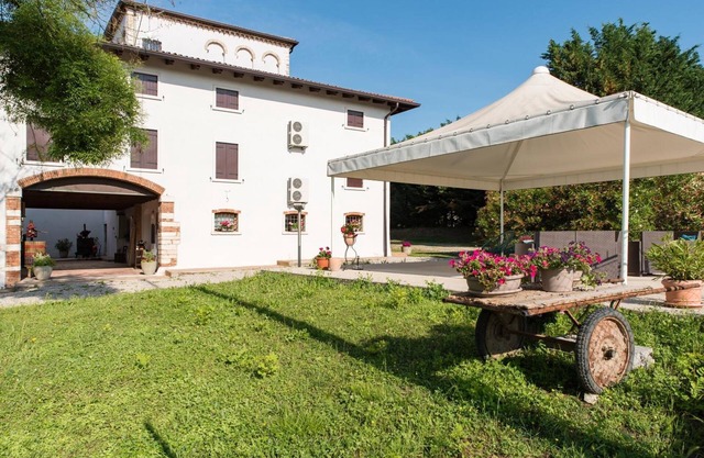 Apartment 'Mono Garden Colombare Teboi' with Mountain View, Wi-Fi and Air Conditioning