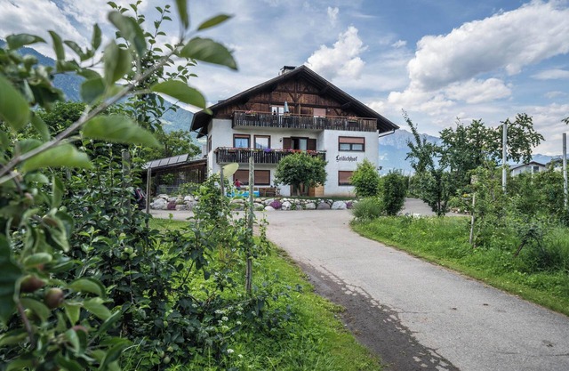 Apartment "Mutspitz Leilichhof" with Mountain View, Wi-Fi, Balcony & Garden