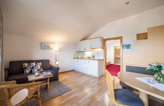 Apartment "Mutspitz Rainegg" with Mountain View, Wi-Fi, Garden & Balcony