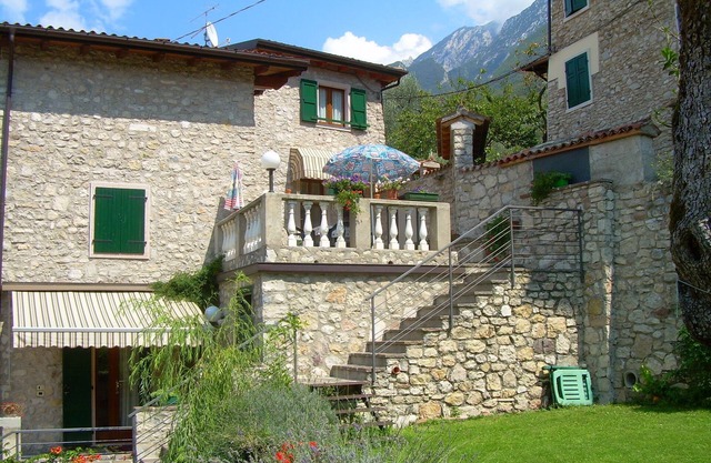 Apartment n. 3 on the second floor of the Margherita house, with lake view