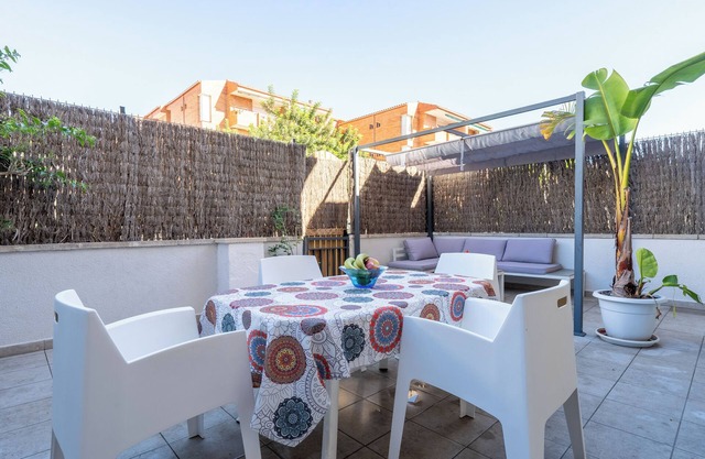 Apartment 'Near Beaches Large Private Patio' with Shared Pool, Wi-Fi and Air Conditioning
