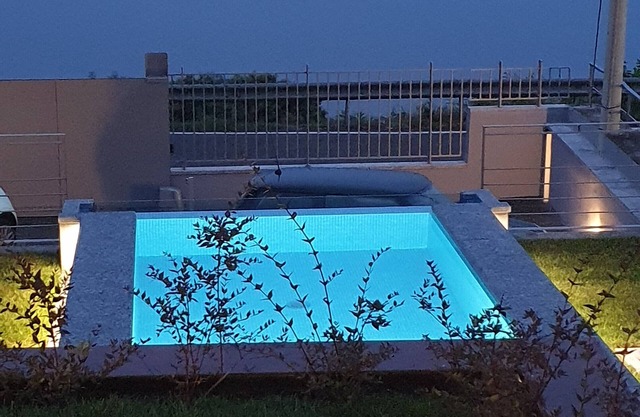 Apartment 'New Infinity Pool - I Carcioni' with Lake View, Private Pool and Wi-Fi