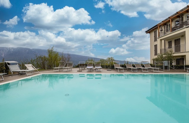 Apartment "Nobile in Residence La Villa" with Private Garden, Lake View and Pool