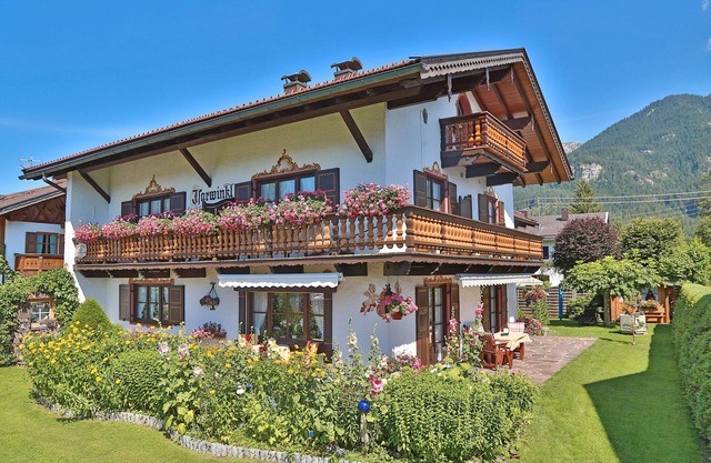Apartment 'Nr 1 Wetterstein' with Mountain View, Balcony and Wi-Fi