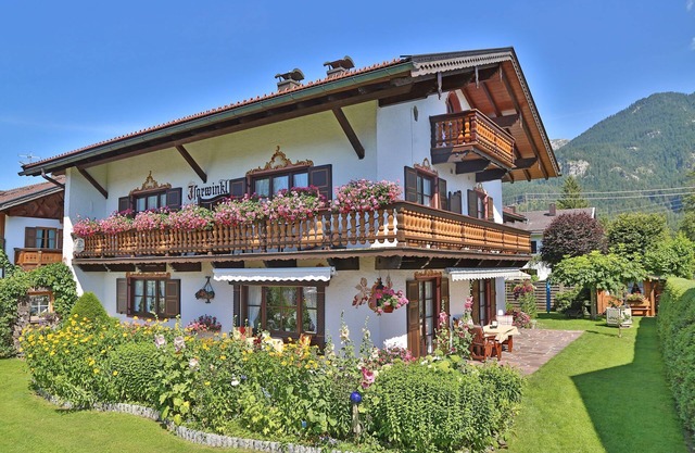 Apartment 'Nr. 2 Karwendel' with Mountain View, Balcony and Wi-Fi