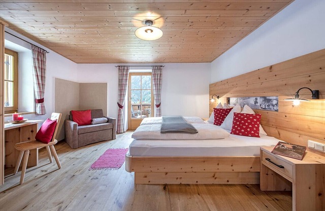 Apartment "Oberglarzhof Zirbel" with Mountain View, Garden & Wi-Fi