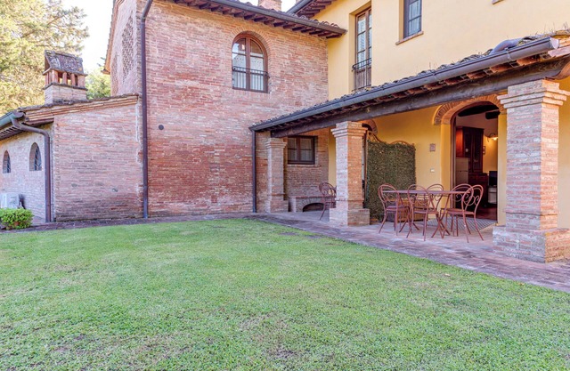 Apartment 'Occhio Bello' with Shared Pool, Private Garden and Wi-Fi