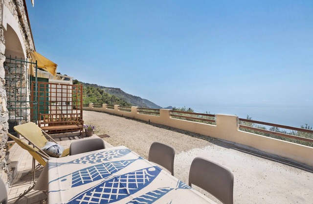 Apartment "Oleandro" with Sea View, Garden & Wi-Fi