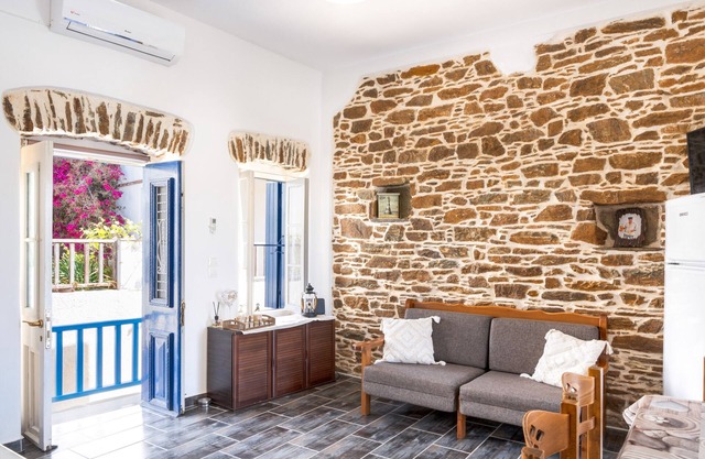 Apartment 'Olga's House Kythnos' with Balcony