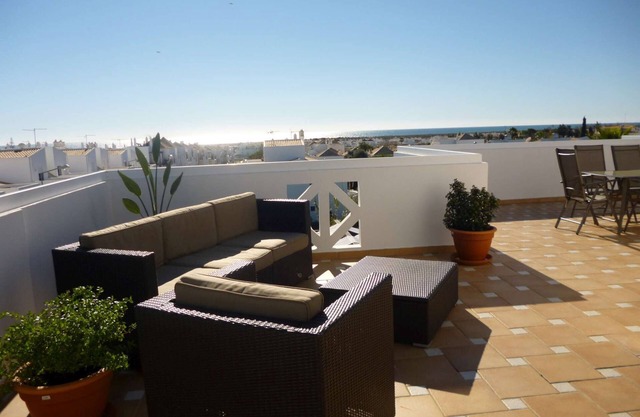 Apartment on top floor with view to the sea and swimmingpool, Algarve