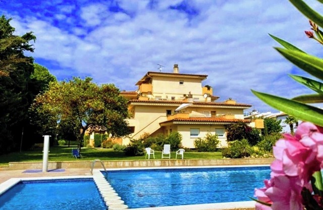 Apartment on the beach 300 meters from the sea, wifi, pool and tennis, ideal for families