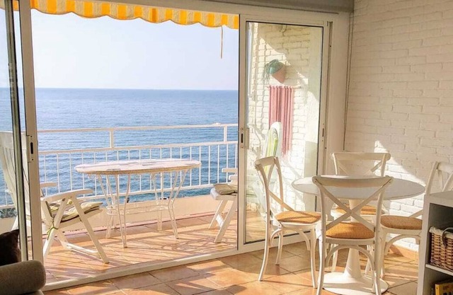 Apartment on the beach, with sea views, near Barcelona