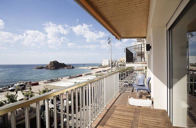 Apartment on the seafront, in the middle of the bay, best possible location
