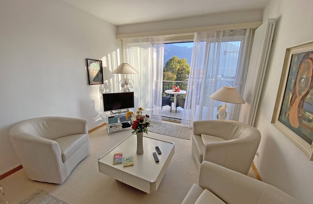 Apartment on the top floor of a well-kept apartment building with indoor swimming pool.