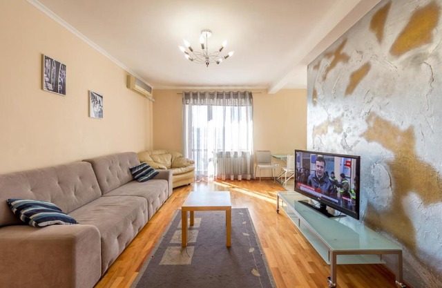 Apartment on Triokhsviatytelska