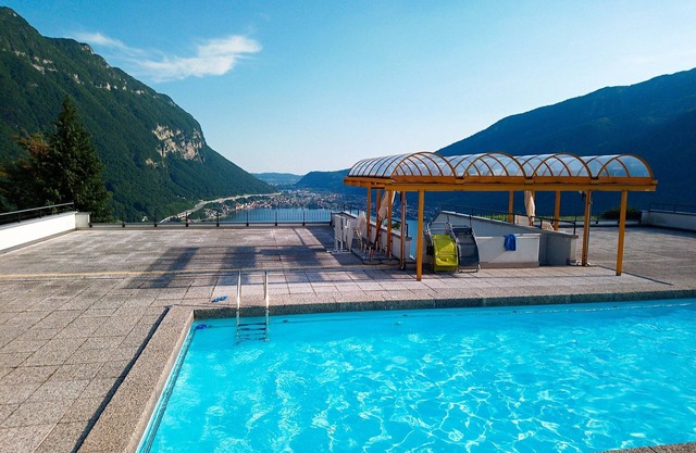 Apartment overlooking Lake Lugano w. heated pool, stunning view from balcony