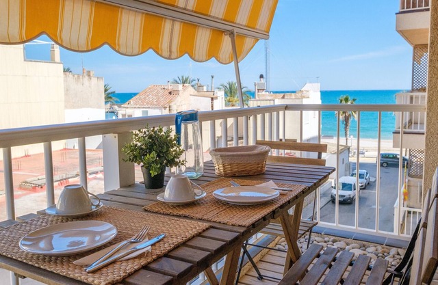 Apartment 'Pescadors' with Balcony and Air Conditioning