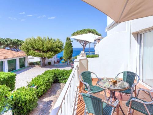 Apartment Palmiers I-2 by Interhome