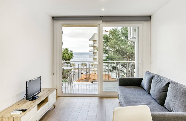 Apartment 'Pedrera 2 Dormitorios' with Sea View, Private Terrace and Air Conditioning