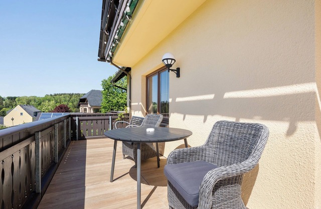 Apartment 'Pension Bergblick - Schwarzwasserta' with Mountain View, Balcony and Wi-Fi