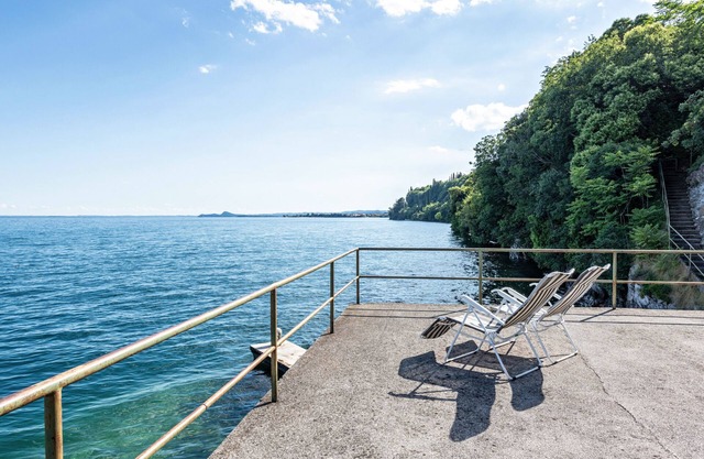 Apartment 'Perla Azzurra Mit Seezugang' with Lake View, Wi-Fi and Air Conditioning