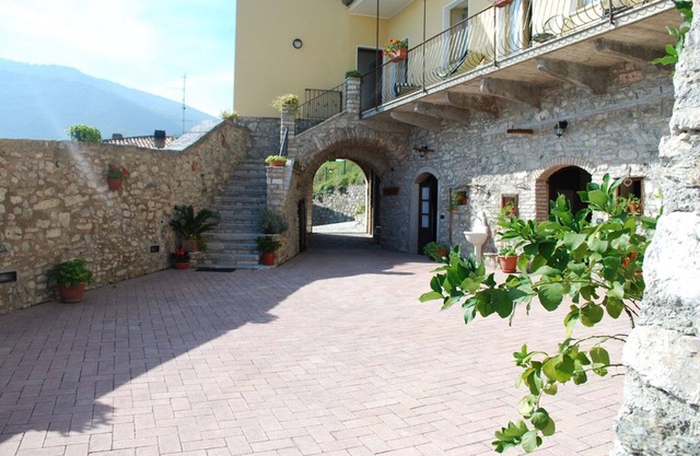 Apartment permitted in absolute panoramic position, 5 km from Lake Garda, Pets