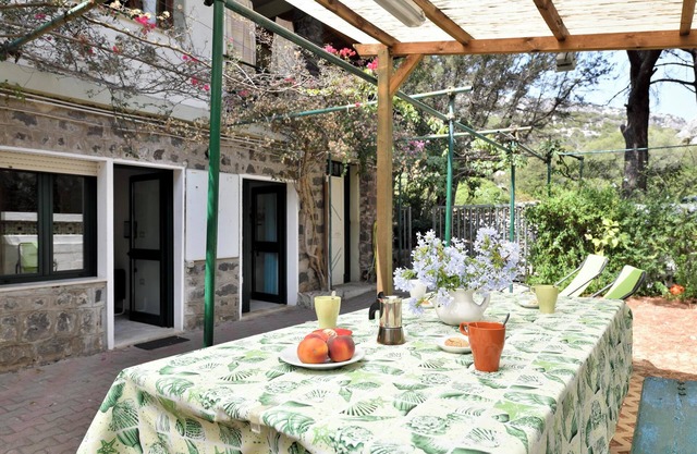 Apartment Pini with Wi-Fi, garden