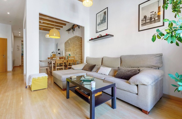 Apartment 'Plaça La Font' with Balcony, Wi-Fi and Air Conditioning