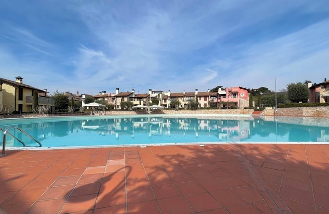 Apartment 'Poggio Al Sole' with Shared Pool, Wi-Fi and Air Conditioning