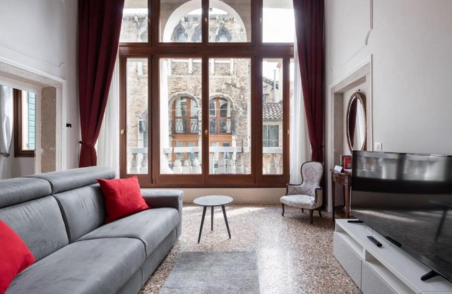 Apartment Ponte Raspi Canal View